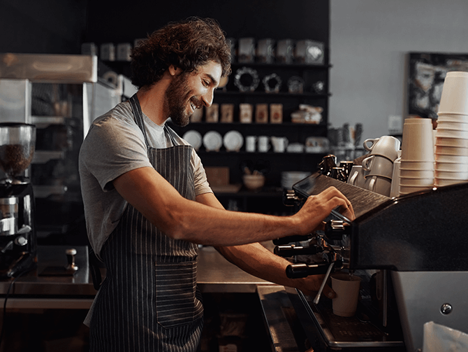 Barista macht einen Kaffee